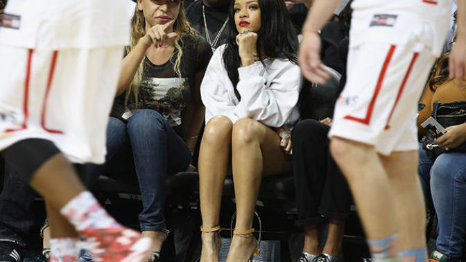 Rihanna'nın Aldığı Kilolar Buradan Köye Yol Olur Ama Neden Kilo Aldı?