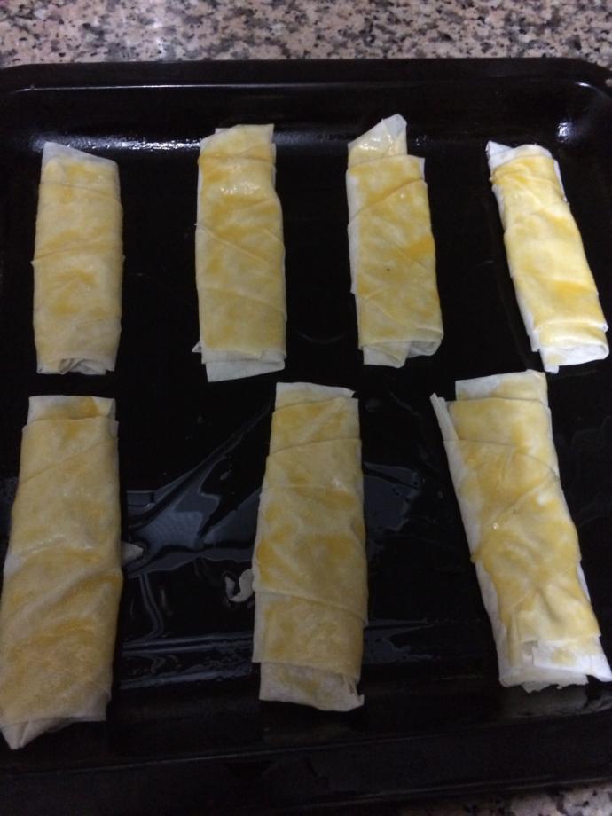 Mutfakta Olmayı İstemeyen Erkekten Mini Kaşarlı Börek Tarifi!