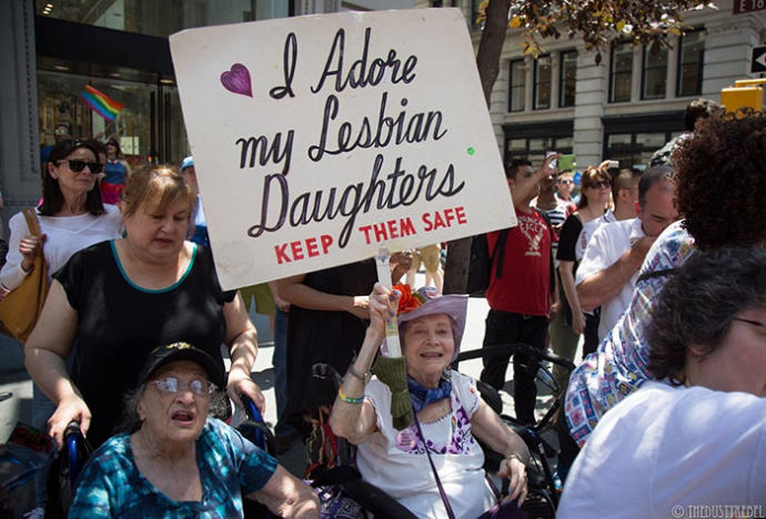 LGBT Bireyi Olan Evlatlarına Köstek Olmak Yerine Destek Olmayı Tercih Eden Mükemmel Ebeveynler