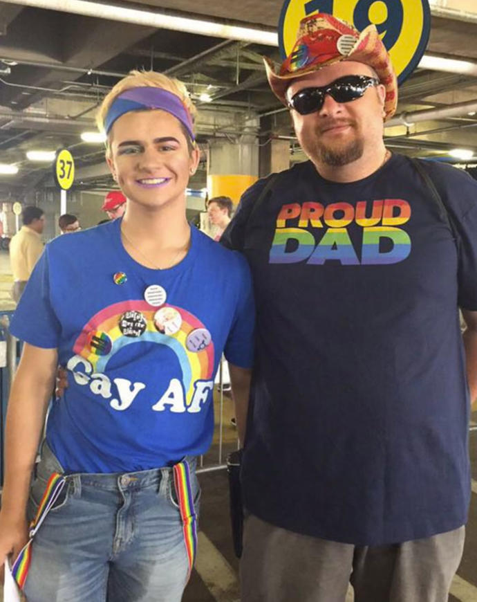 LGBT Bireyi Olan Evlatlarına Köstek Olmak Yerine Destek Olmayı Tercih Eden Mükemmel Ebeveynler