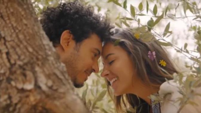 En İyi İlk 3 Türkçe Şarkıyı Listeliyoruz