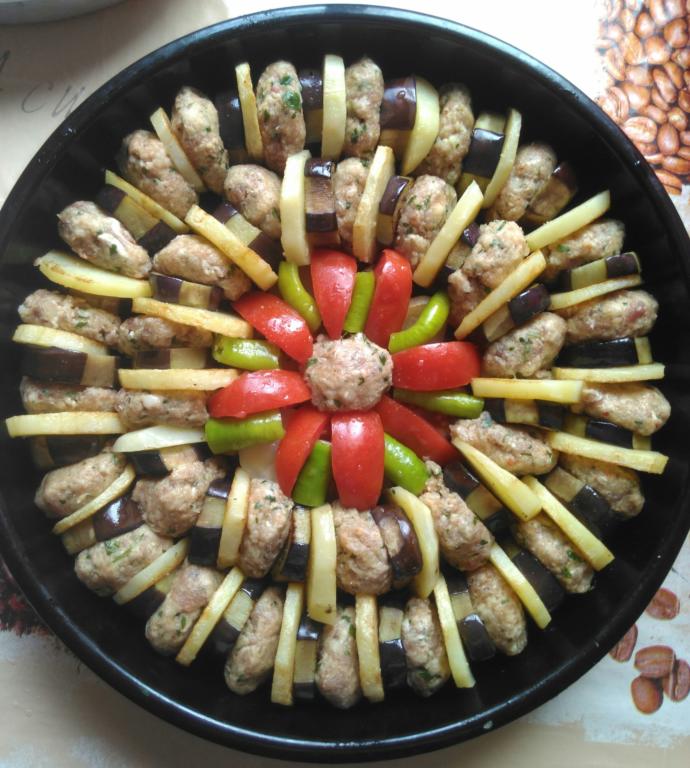 Ağır Kıskançlık Duygusuyla Pişirdiğim Fırında Sebzeli Köfte Tarifi