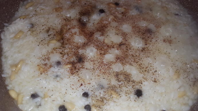 Kokusu Kendine Çeken Fıstık ve Üzüm Zengini Pirinç Pilavı