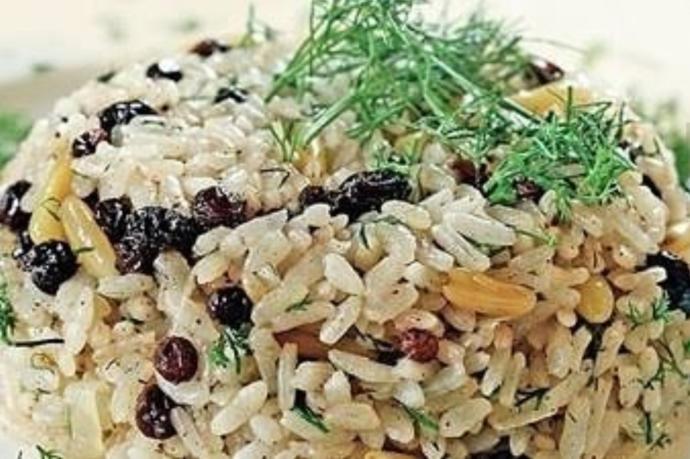 Kokusu Kendine Çeken Fıstık ve Üzüm Zengini Pirinç Pilavı