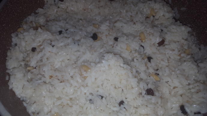 Kokusu Kendine Çeken Fıstık ve Üzüm Zengini Pirinç Pilavı