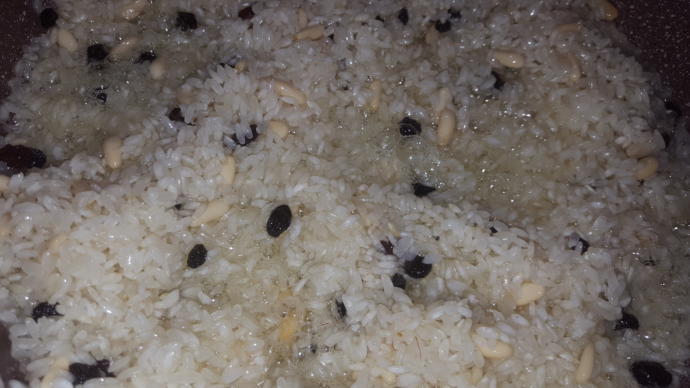 Kokusu Kendine Çeken Fıstık ve Üzüm Zengini Pirinç Pilavı