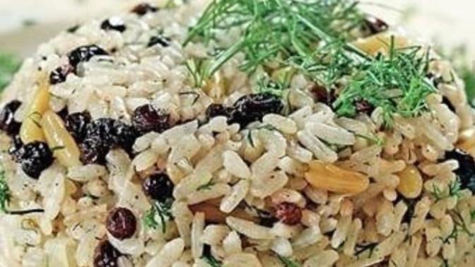 Kokusu Kendine Çeken Fıstık ve Üzüm Zengini Pirinç Pilavı