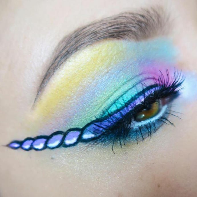 Sıradan Eyelinerların Pabucu Dama Atıldı: Sezonun Trendi Unicorn Eyeliner!