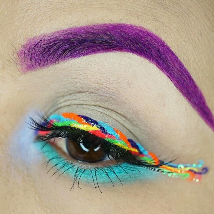 Sıradan Eyelinerların Pabucu Dama Atıldı: Sezonun Trendi Unicorn Eyeliner!