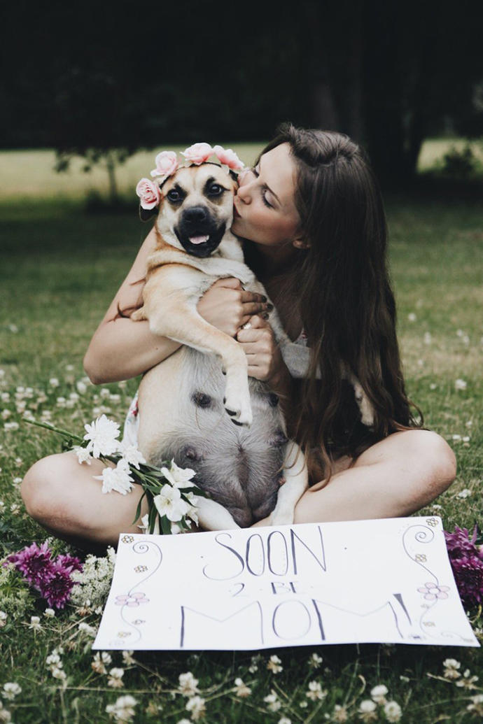 Hamileliğini Fotoğraf Çekimleriyle Ölümsüzleştiren Sevimli Köpek Fusee!