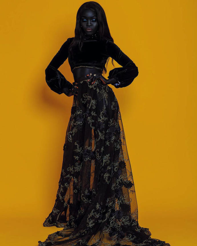Moda Dünyasına Renk Getiren Model: Karanlığın Kraliçesi