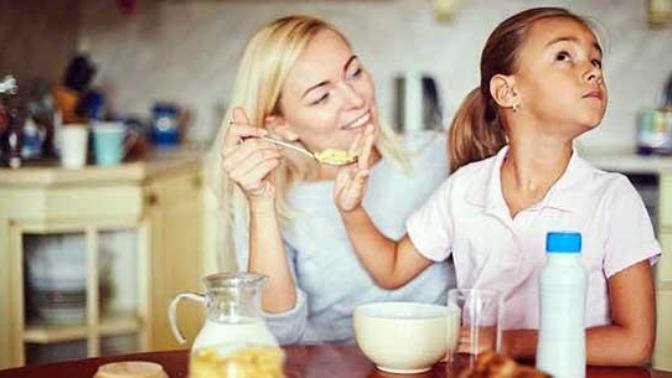 Anne & Babası Tarafından Yemeğe Zorlanan Çocukların "Havam Yerin Dibinde Alaturka Oldum" Diye Bas Bas Bağıran İç Sesleri