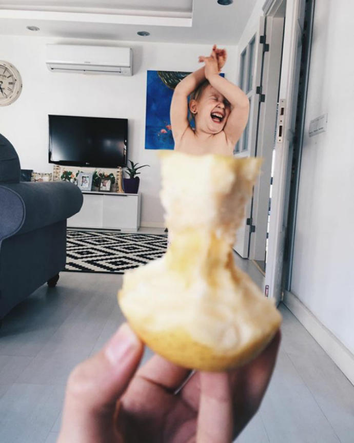 "Oynama Kızım, Nimet O" Demeden Yiyecek ve Çiçeklerle Elbise Yapan Sevimli Anne - Kız!