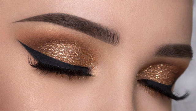 Über Bir Güzelliğe Sahip Olmak İsteyen Kadınların Tercihi: Glitter Makyajı!