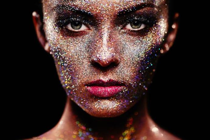 Über Bir Güzelliğe Sahip Olmak İsteyen Kadınların Tercihi: Glitter Makyajı!