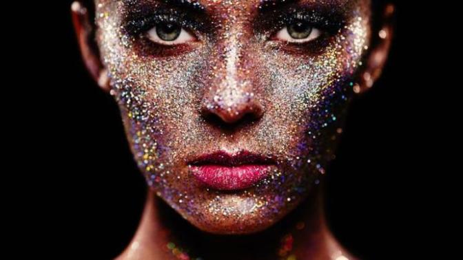 Über Bir Güzelliğe Sahip Olmak İsteyen Kadınların Tercihi: Glitter Makyajı!
