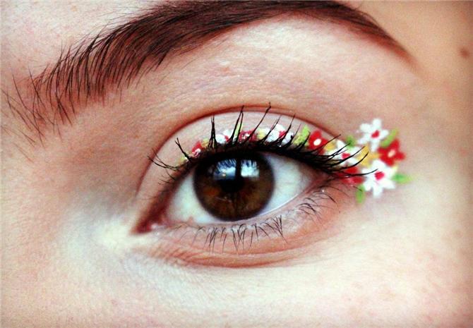Yeni Göz Makyajı Trendi: Tam Bir Peri Gibi Gözükeceğiniz Çiçekli Eyeliner