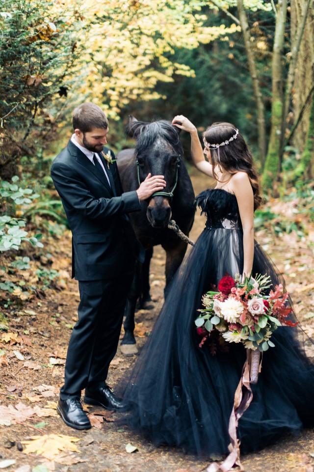 Evliler Bile Nikah Tazelemeyi İsteyecek: Klasik Gelinliklere Veda Ettiren 5 Trend Gelinlik!