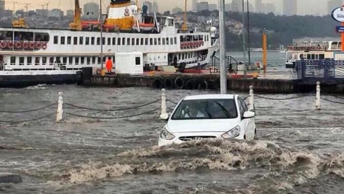 İstanbul Sel Oldu Aktı! Kuvvetli Yağmura Teslim Olan İstanbulluların Afetle İmtihanı