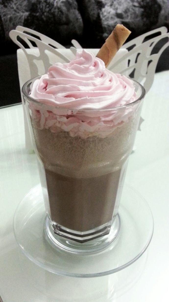 Sıcaktan Bunalanlar İçin Evde Şipşak Milkshake Yapımı