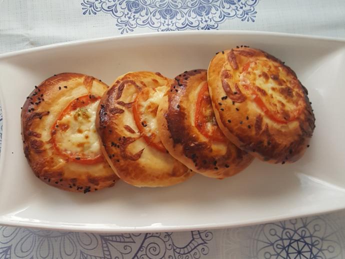 Yumuşacık Hamuru ve Nefis Lezzetiyle Pizza Poğaça