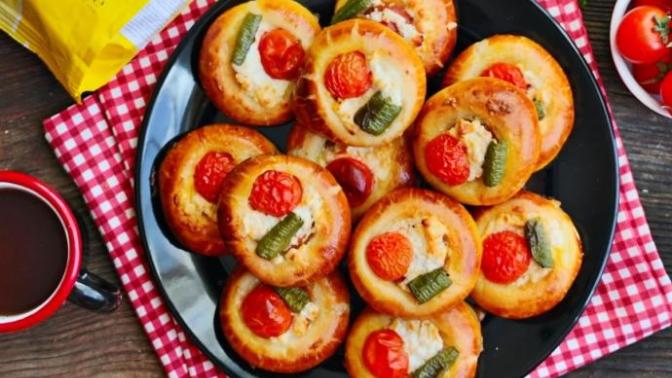 Yumuşacık Hamuru ve Nefis Lezzetiyle Pizza Poğaça