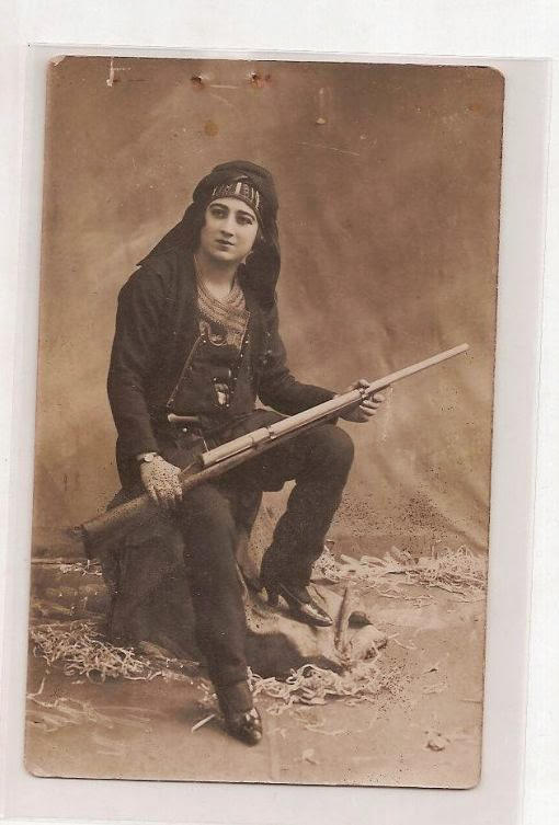 Dev yürekli, küçük bedenli kahraman, Nezahat onbaşı.
