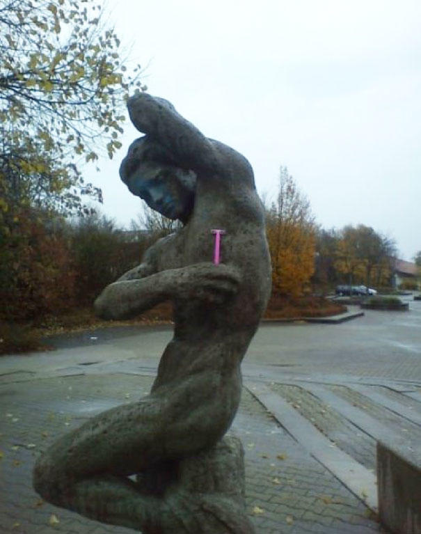 Sokaklarda Rastgele Fotoğraflanmış 10 Eğlenceli Vandalizm Eylemi