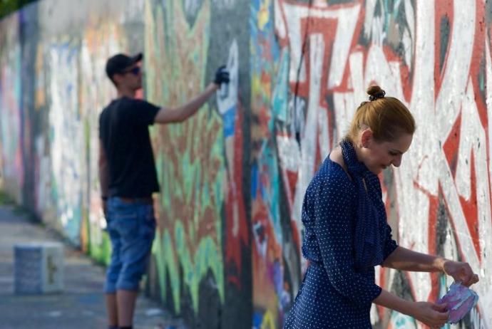 Berlin Duvarı'nın Hüzünlü Rengini Boya Kalıntılarıyla Sanat Eserine Çevirmektir Asıl Sanat!