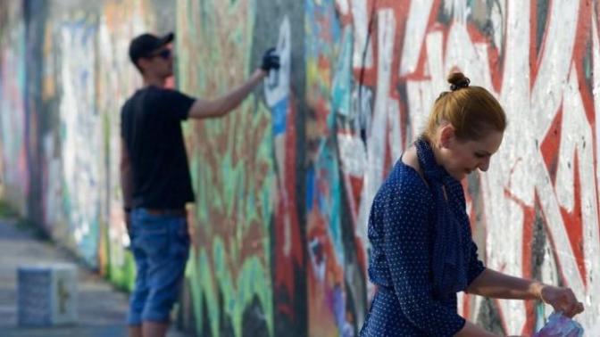 Berlin Duvarı'nın Hüzünlü Rengini Boya Kalıntılarıyla Şahesere Çevirmektir Asıl Sanat!