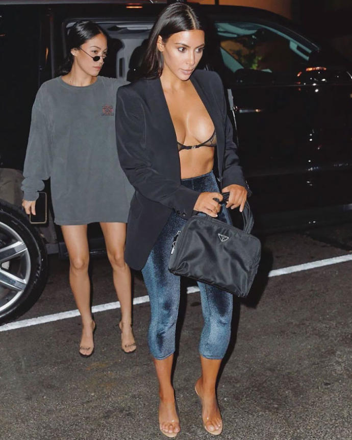 Kim Kardashian Kıyafetleri İki Adımda Nasıl Efsane Hale Dönüştürülür?