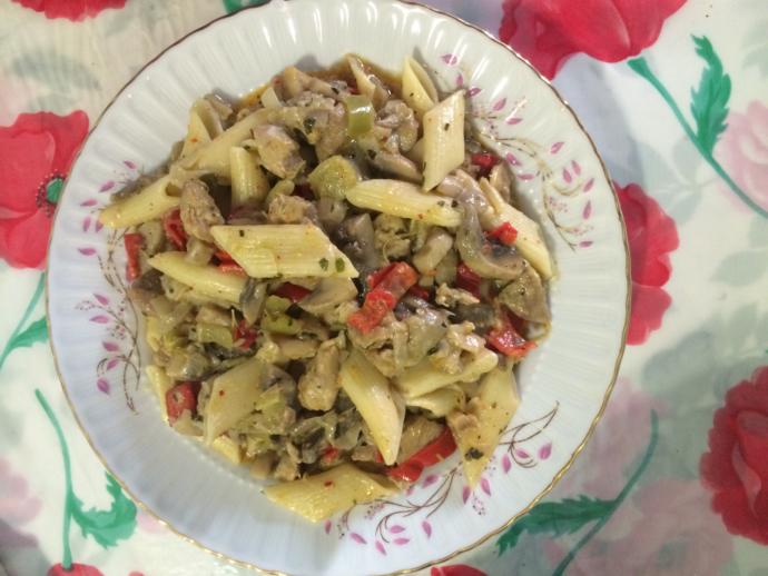 Lezzeti Enfes, Bol Malzemeli Bir Tarif: Kremalı Mantarlı ve Tavuklu Makarna!