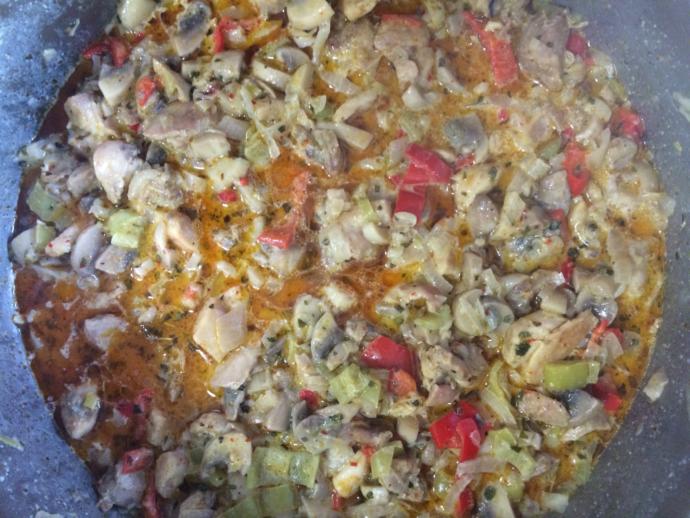 Lezzeti Enfes, Bol Malzemeli Bir Tarif: Kremalı Mantarlı ve Tavuklu Makarna!