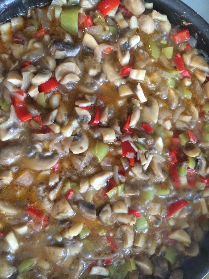 Lezzeti Enfes, Bol Malzemeli Bir Tarif: Kremalı Mantarlı ve Tavuklu Makarna!