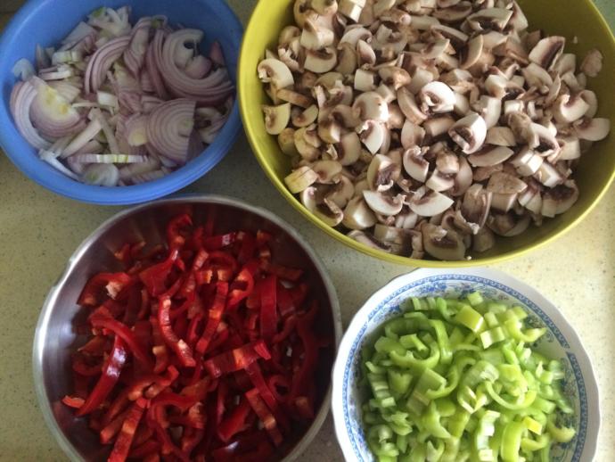 Lezzeti Enfes, Bol Malzemeli Bir Tarif: Kremalı Mantarlı ve Tavuklu Makarna!