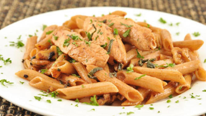 Lezzeti Enfes, Bol Malzemeli Bir Tarif: Kremalı Mantarlı ve Tavuklu Makarna!