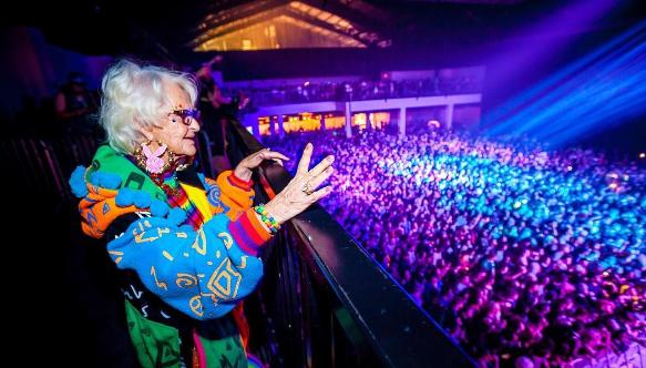 Dünyanın En Havalı Babaannesi Baddie Winkle!