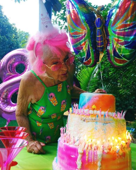 Dünyanın En Havalı Babaannesi Baddie Winkle!