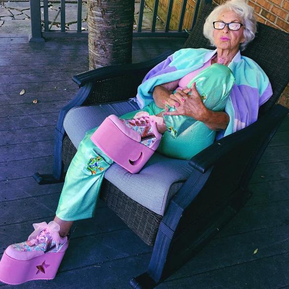 Dünyanın En Havalı Babaannesi Baddie Winkle!