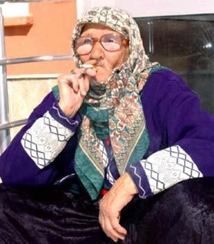 Sosyal Medyanın Yeni Fenomeni Torunuyla Aynı Yerde Aynı Pozları Veren 70 Yaşındaki Büyükanne!