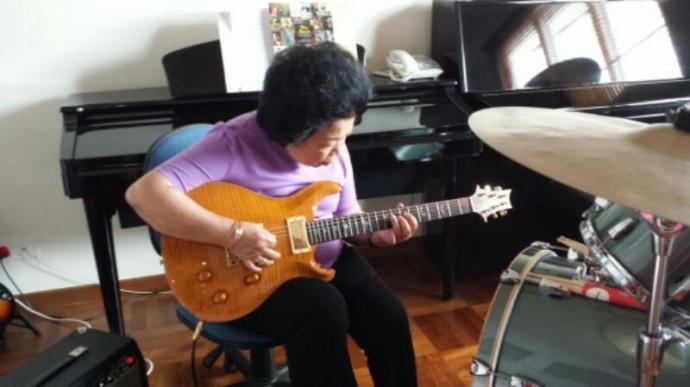 Rockstar Olmanın Yaşı Olmadığını Kanıtlayan 81 Yaşındaki Gitarist!