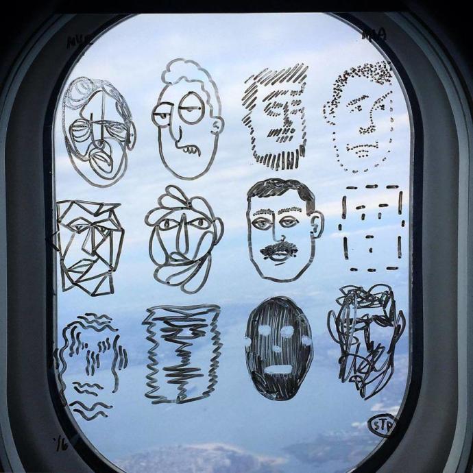 Uçakta Cam Kenarında Kendince Sanat Eserleri Yaratan Bir Yolcu