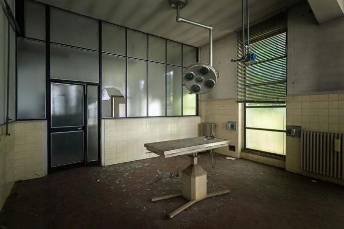 Harabeye Dönmüş Yapıları Fotoğraflayan Bir Sanatçı