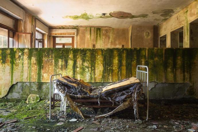 Harabeye Dönmüş Yapıları Fotoğraflayan Bir Sanatçı