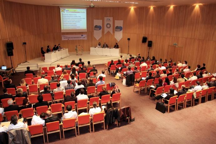 Sevgiliyle Tatile Çıkabilmek İçin Uydurulan En Başarılı 6 Bahane