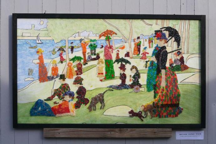 Jelibonu Yemek Yerine Sanat İçin Kullanan Bir Kadın