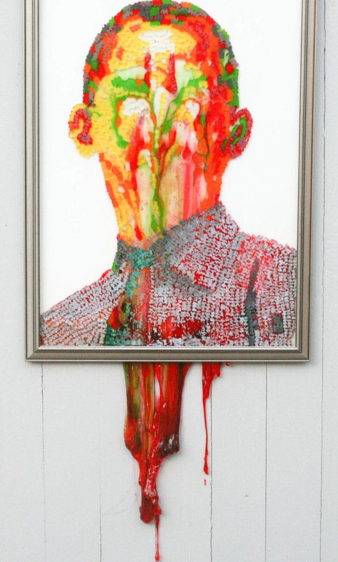 Jelibonu Yemek Yerine Sanat İçin Kullanan Bir Kadın