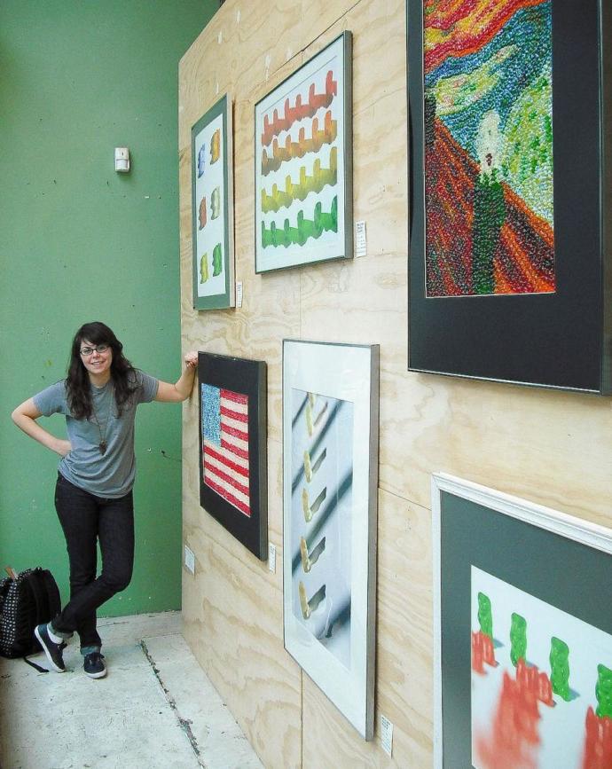 Jelibonu Yemek Yerine Sanat İçin Kullanan Bir Kadın