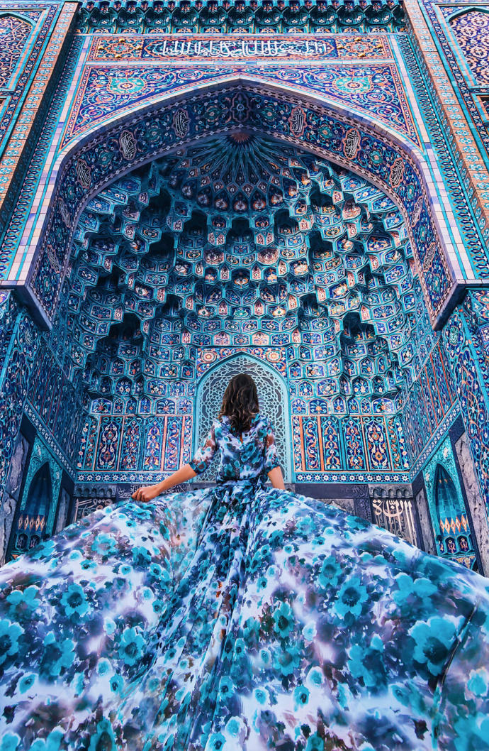 Dünyanın En Güzel Manzaralarının Uyumlu Elbiselerle Kombinlendiği İlginç Sanat!