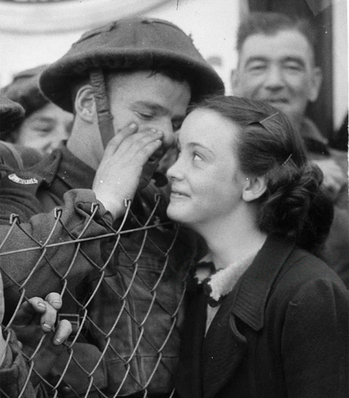 Nostaljik Fotoğraf Severlere Gelsin: Savaş Yıllarında Aşk Başkadır